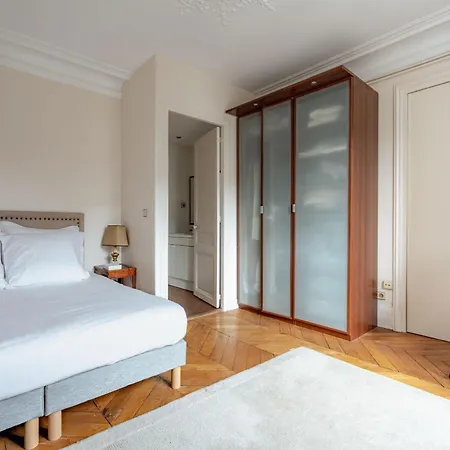 Veeve - Parisian Muse Paris